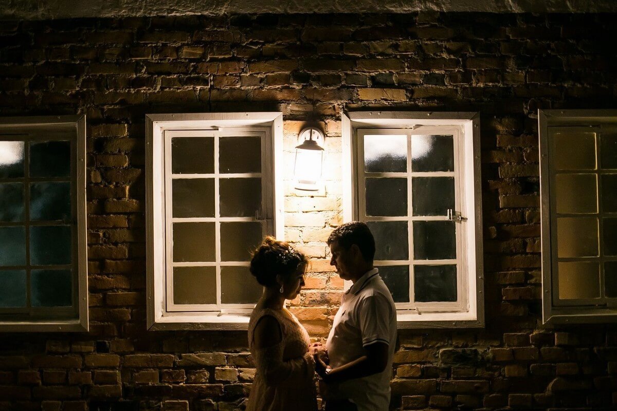 Ensaio Noivos contra luz na Janela