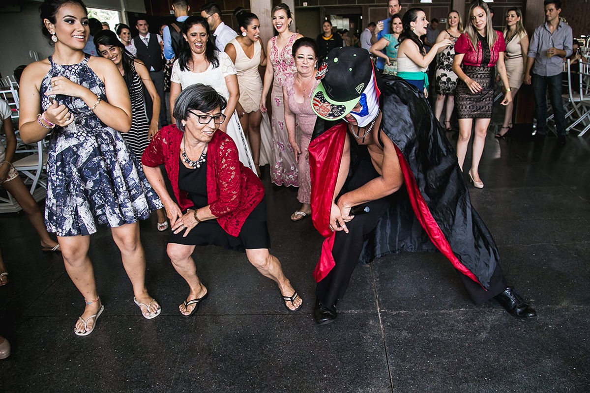 banda interagindo com convidados no casamento