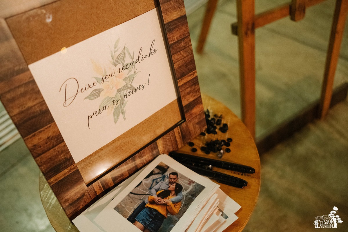 quadro de recados com fotos dos noivos para os convidados deixarem recados, casamento e decoração DIY, boho