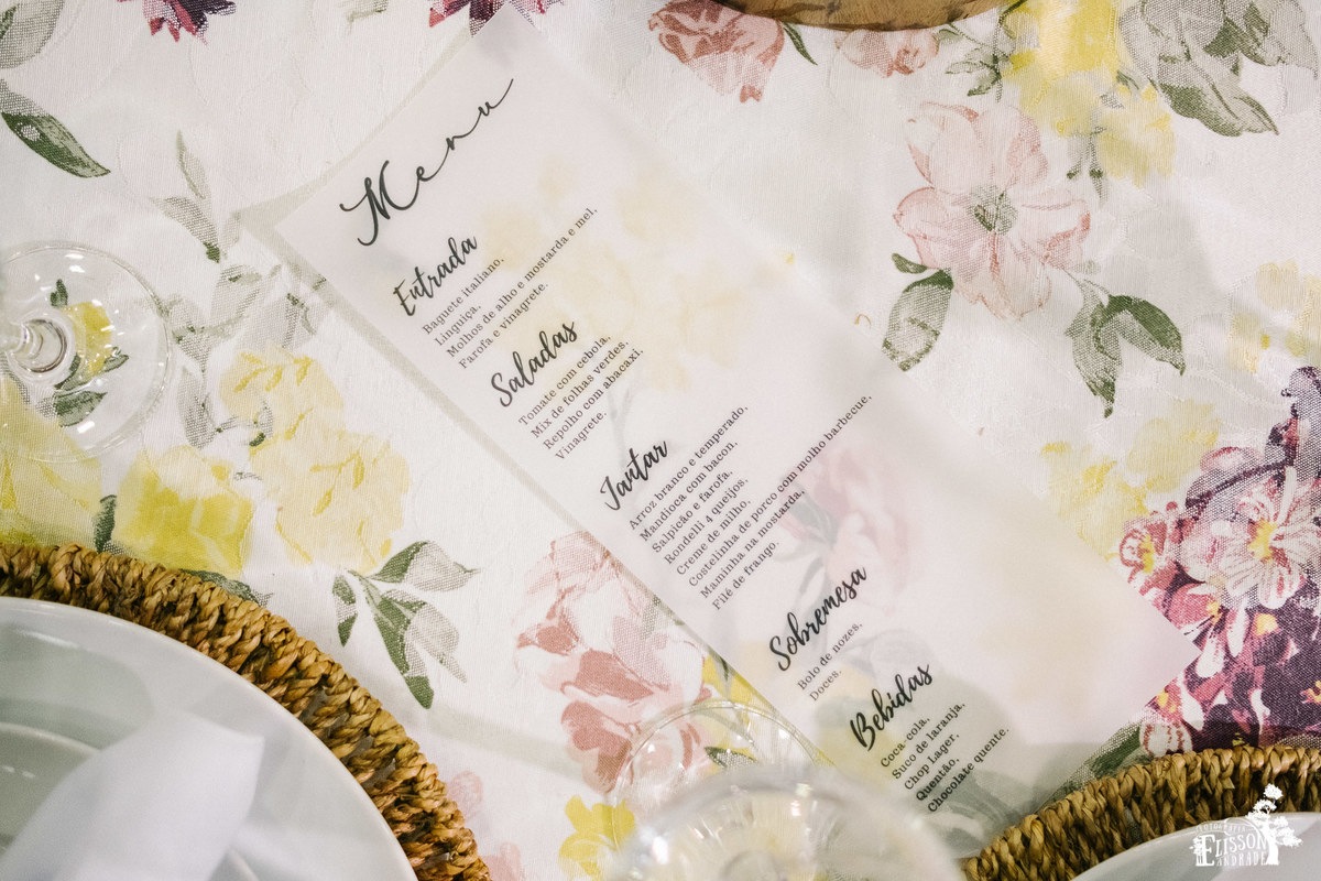 cardápio de casamento, em papel manteiga, em cima de toalha florida amarela, roxa e bege, decoração DIY