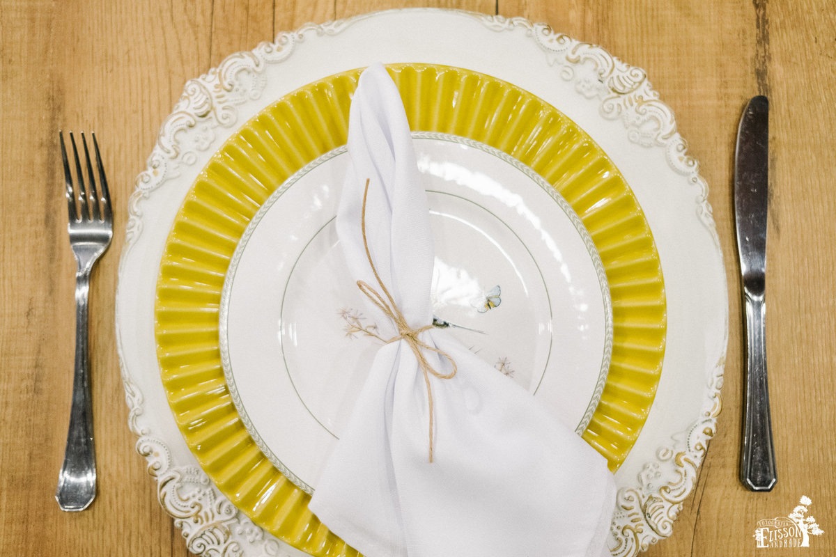 prato e sousplat para decoração boho chic, tipo DIY, com guardanapo amarrado com barbante de juta