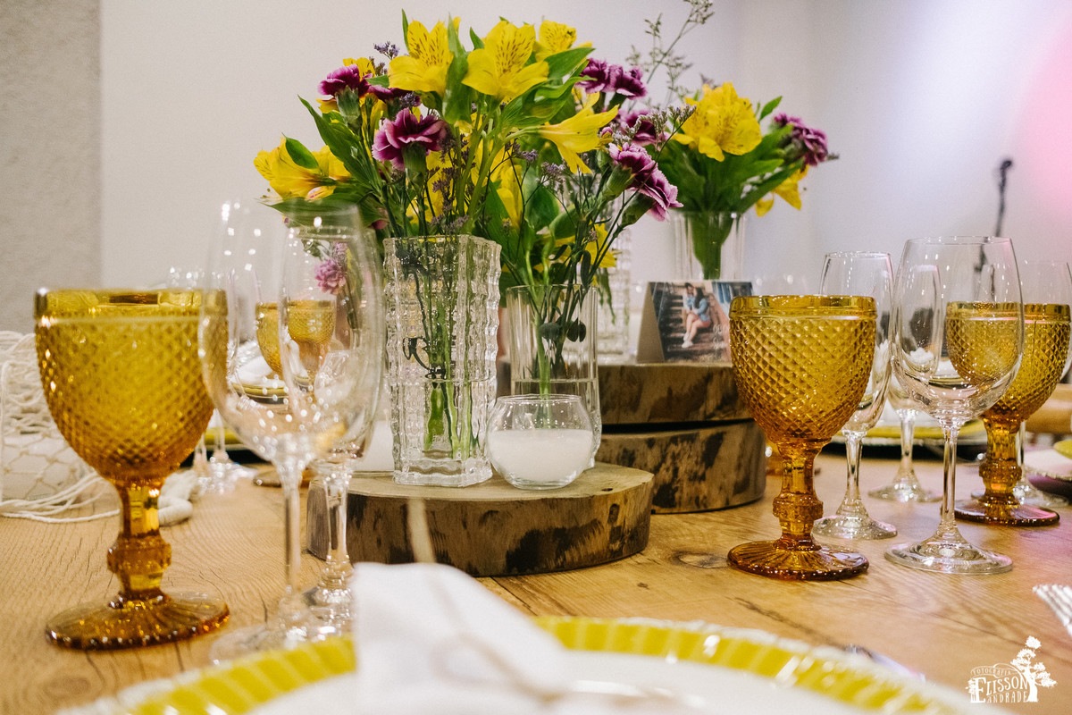 decoração boho chic, com madeira, flores amarelas, roxas, folhagem verde, rústico, tipo DIY