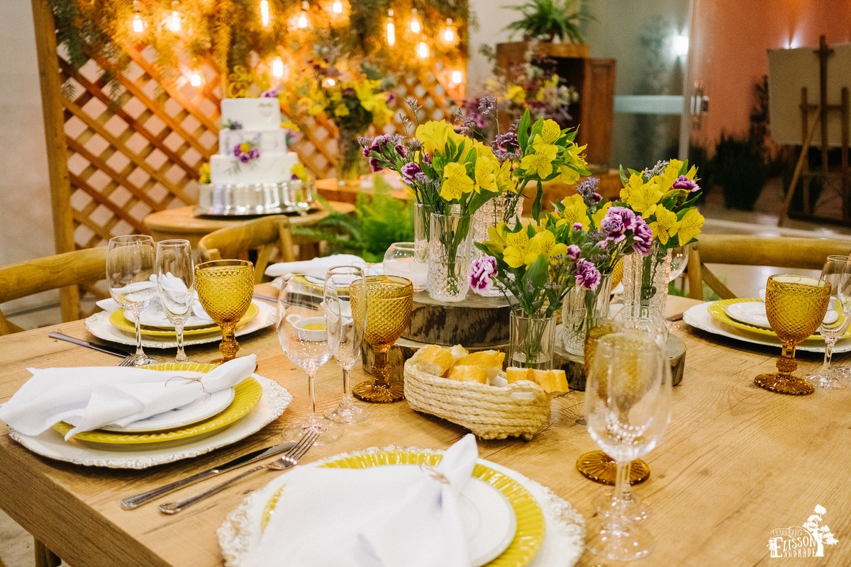 decoração boho chic, com madeira, flores amarelas, roxas, folhagem verde, rústico, tipo DIY