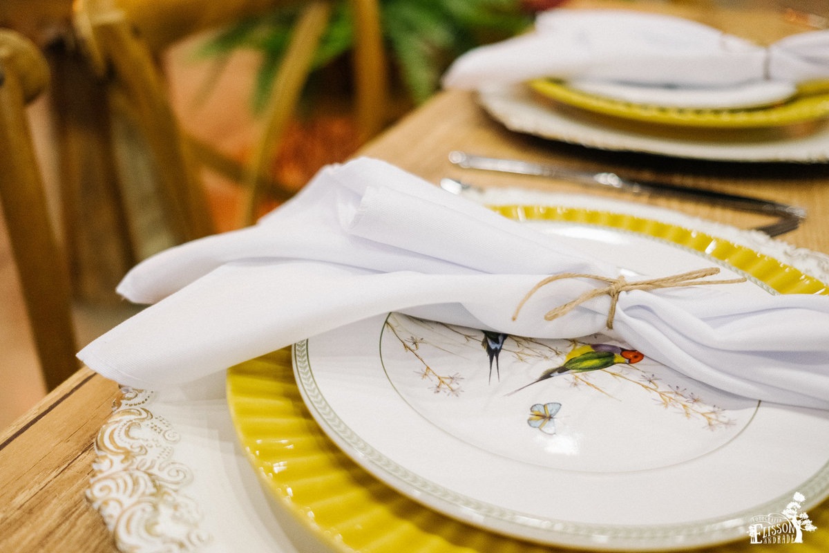 prato e sousplat para decoração boho chic, tipo DIY, com guardanapo amarrado com barbante de juta