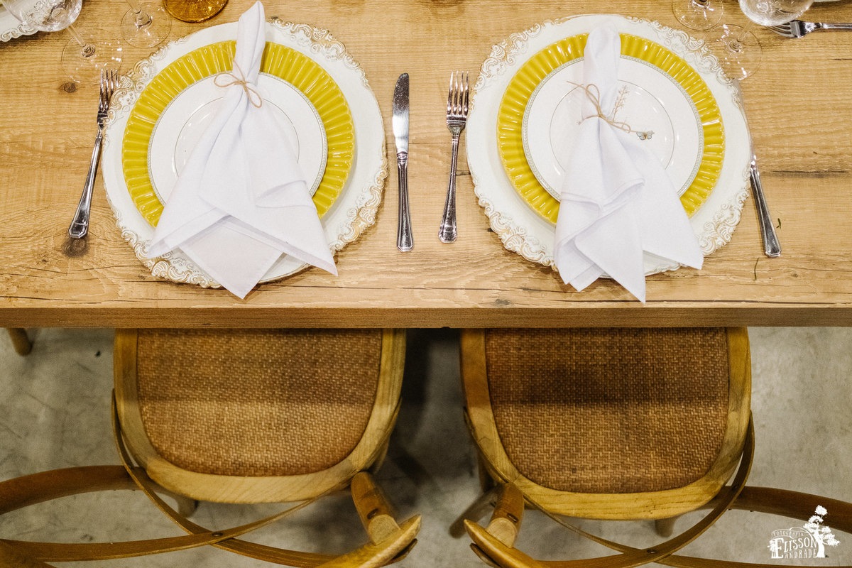 mesa dos noivos, com cadeira de madeira, prato amarelo e sousplat rústico para decoração boho chic, tipo DIY, com guardanapo amarrado com barbante de juta