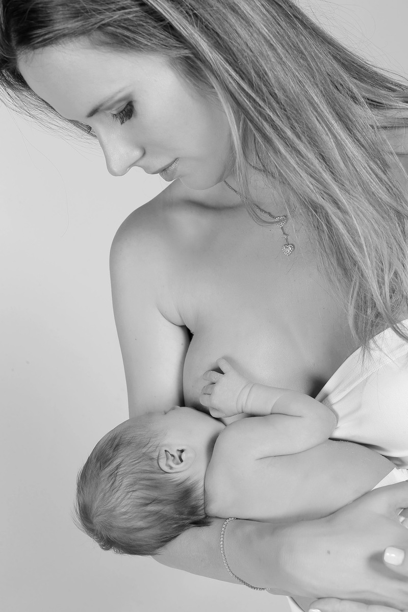 bebê-gravidez-cuidados-mamãe-segurando-bebê-alimentação-saudável-baby-pregnant-photo-photograph-fotografia-