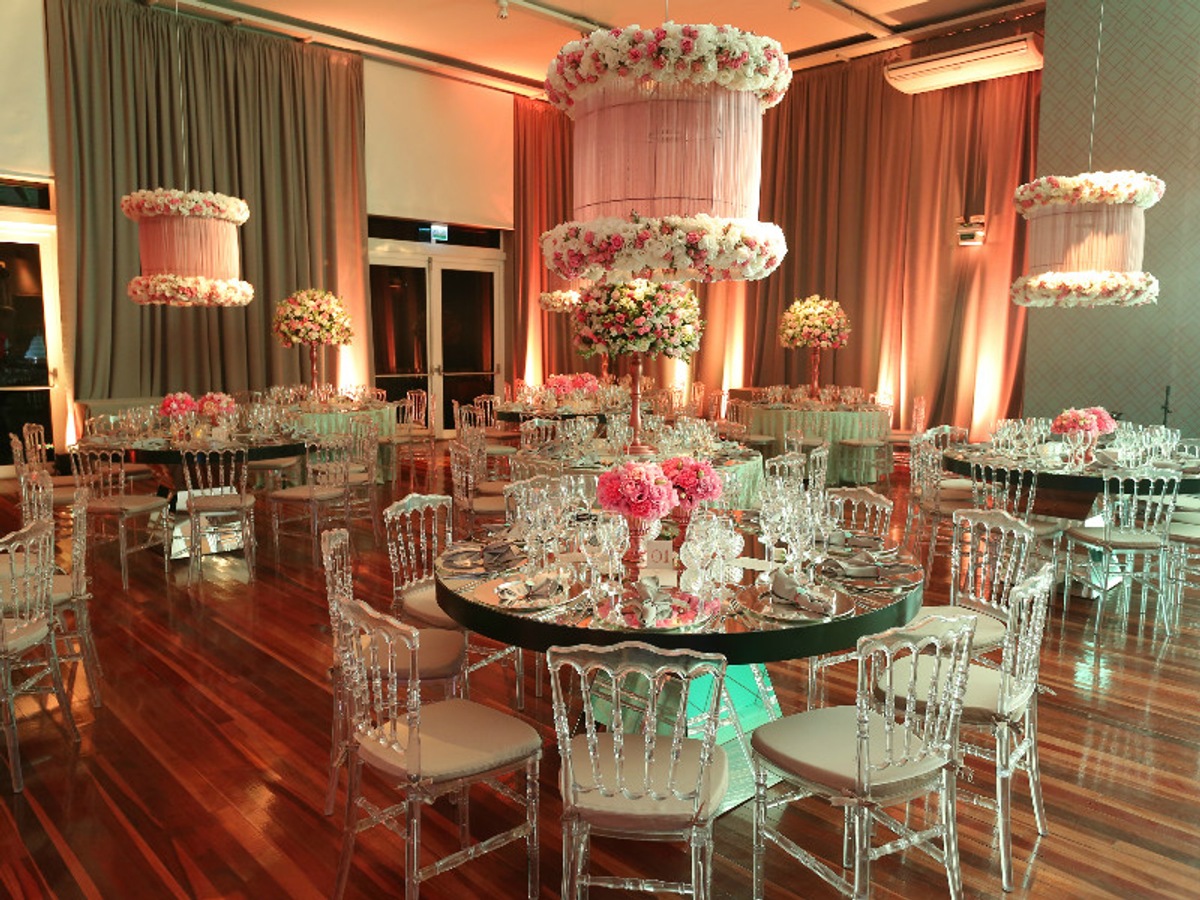 decoração-na-casa-vetro-festa-de-15-anos-tema-rosas-para-quinze-anos-cadeiras-de-vidro-decoração-de-mesas-para-aniversario-fotografo-fabio-martins-porto-alegre-casa-de-eventos-porto-alegre-decoração-de-festa-decoração-chique-decoração-cor-de-rosa-decoração-de-festa-com-flores-lustre-de-flores-mesa-resonda-cortinas-salmao-longas-buque-de-rosas-aniversario-de-15-anos-chique-na-casa-vetro-de-porto-alegre-rio-grande-do-sul-cobertura-fotografica-fabio-martins-festa-party-diversao-casa-vetro-festa-de-quinze-anos-em-porto-alegre-festa-de-debutante-na-casa-vetro-debutante-15-anos-quinze-anos-15th-casa-vetro-salao-principal-casa-vetro-espaço-de-eventos-casa-vetro-quinze-anos-casa-vetro-festa-tema-rosas-porto-alegre-sofas-area-social-casa-vetro-espaço-de-eventos-com-sofas-sala-grande-com-sofas-cadeira-de-vidro-com-almofadas-cadeira-transparente-com-almofadas-festa-rosa-mesa-espelhada-de-vidro-mesa-cubos-de-espelho