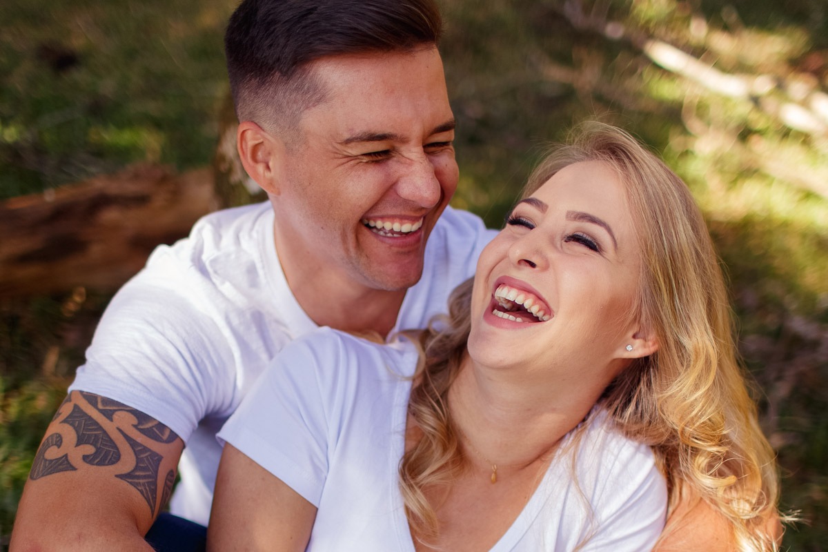 casal sorrindo, casal alegre, ensaio casal diferente, ensaio casal no campo, ensaio casal em campo alegre