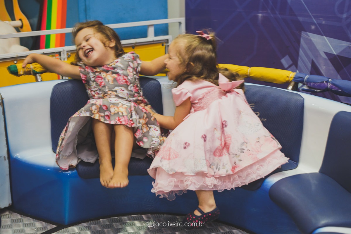 crianças brincando gira gira aniversario infantil brincalhao festas