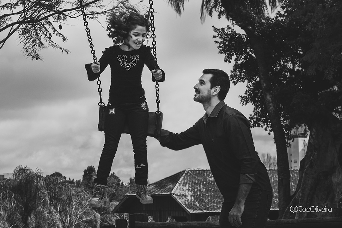 pai na pracinha com menina no balanço porto alegre parque germania