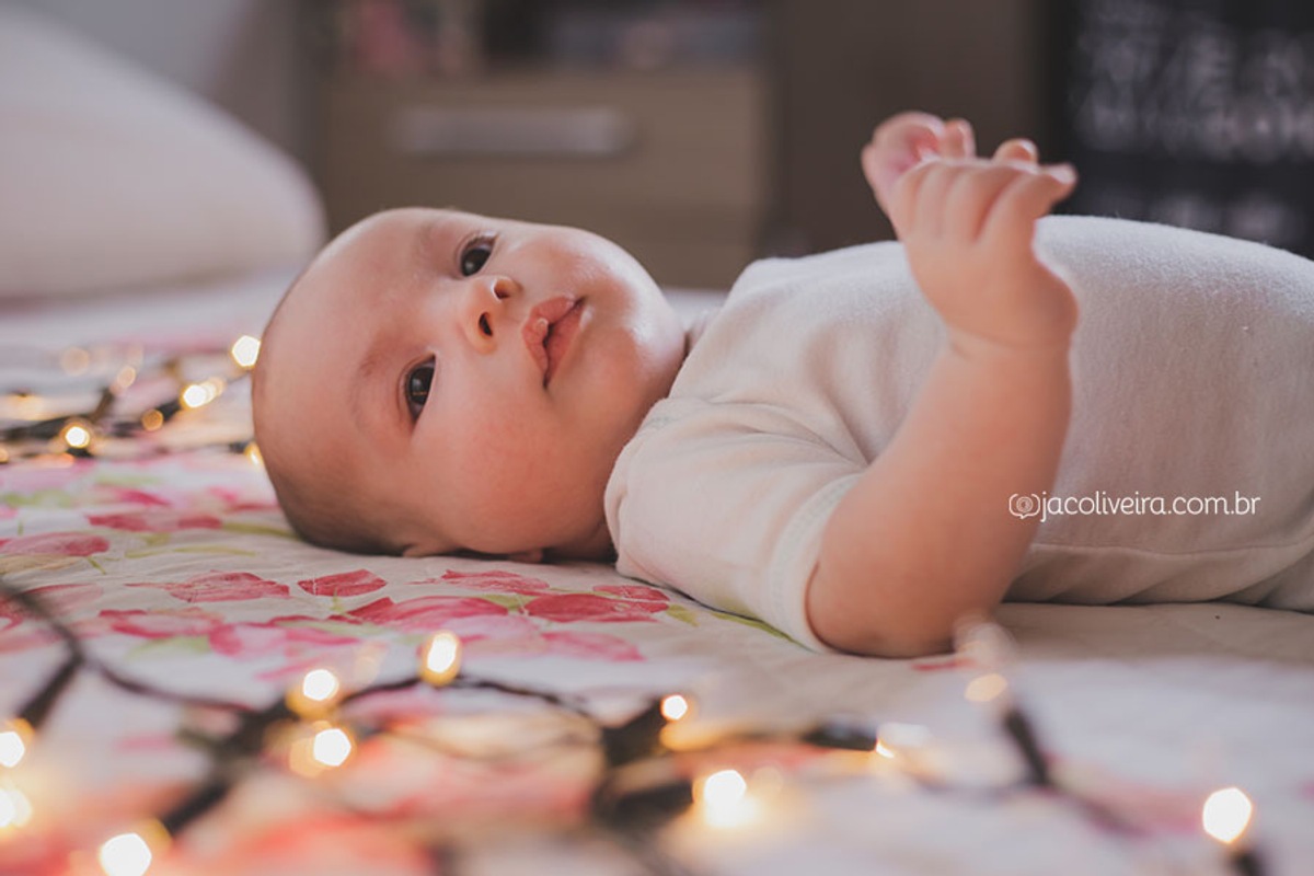 ensaio infantil porto alegre em casa, bebê com luzes de natal, jac oliveira