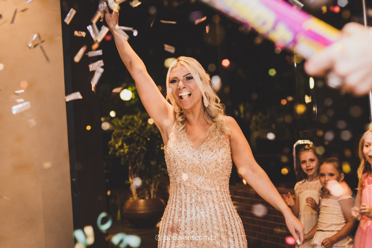luiza entrando recepção de formatura fotógrafo em porto alegre