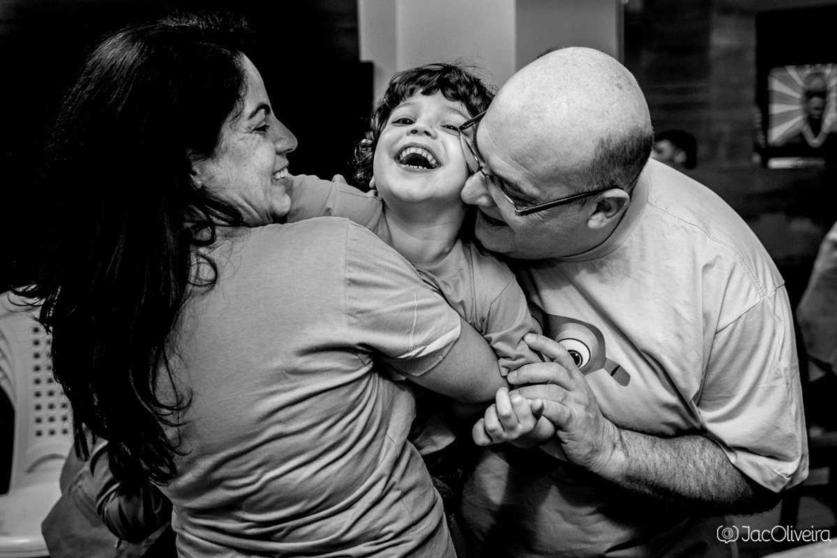 criança com os pais em seu aniversário fotografia espontanea