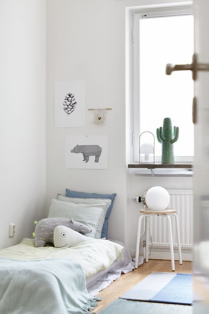 cama de criança no chão clean decoração