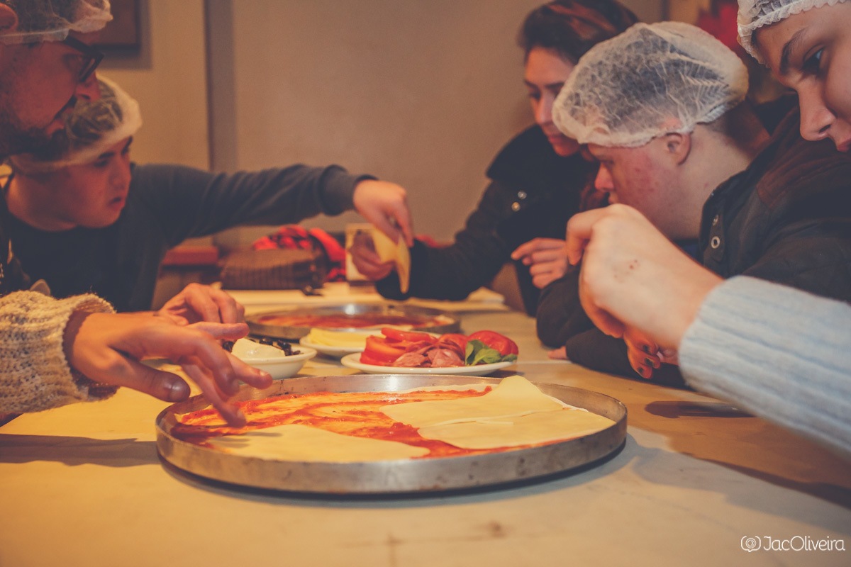grupo gourmet fazendo pizza no fratello