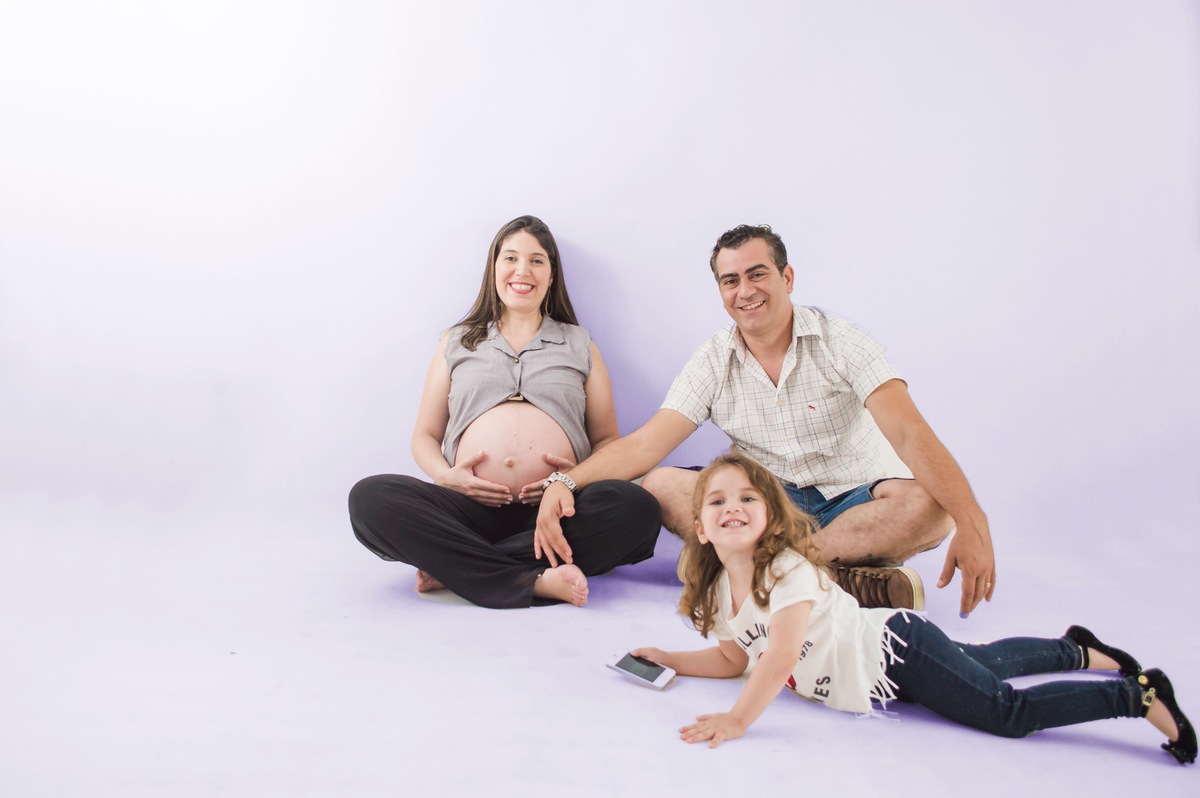 Ensaio Gestante com a participação de marido e filha no Estúdio Essenziale Design Fotografia, no Tatuapé - São Paulo/SP