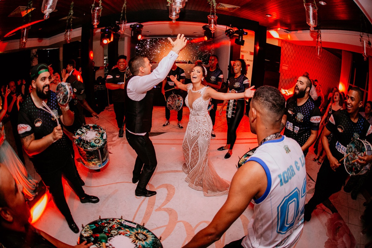 festa de casamento com escola de samba