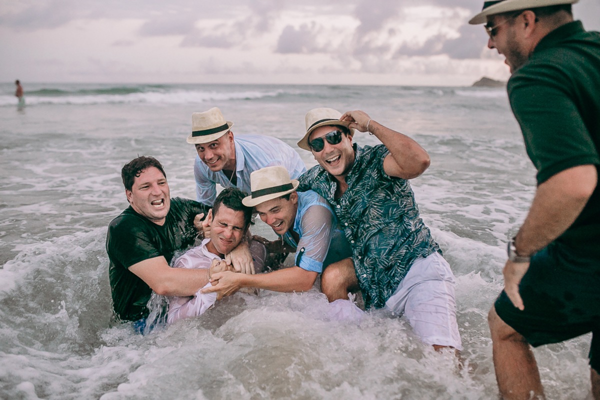 pessoas no mar