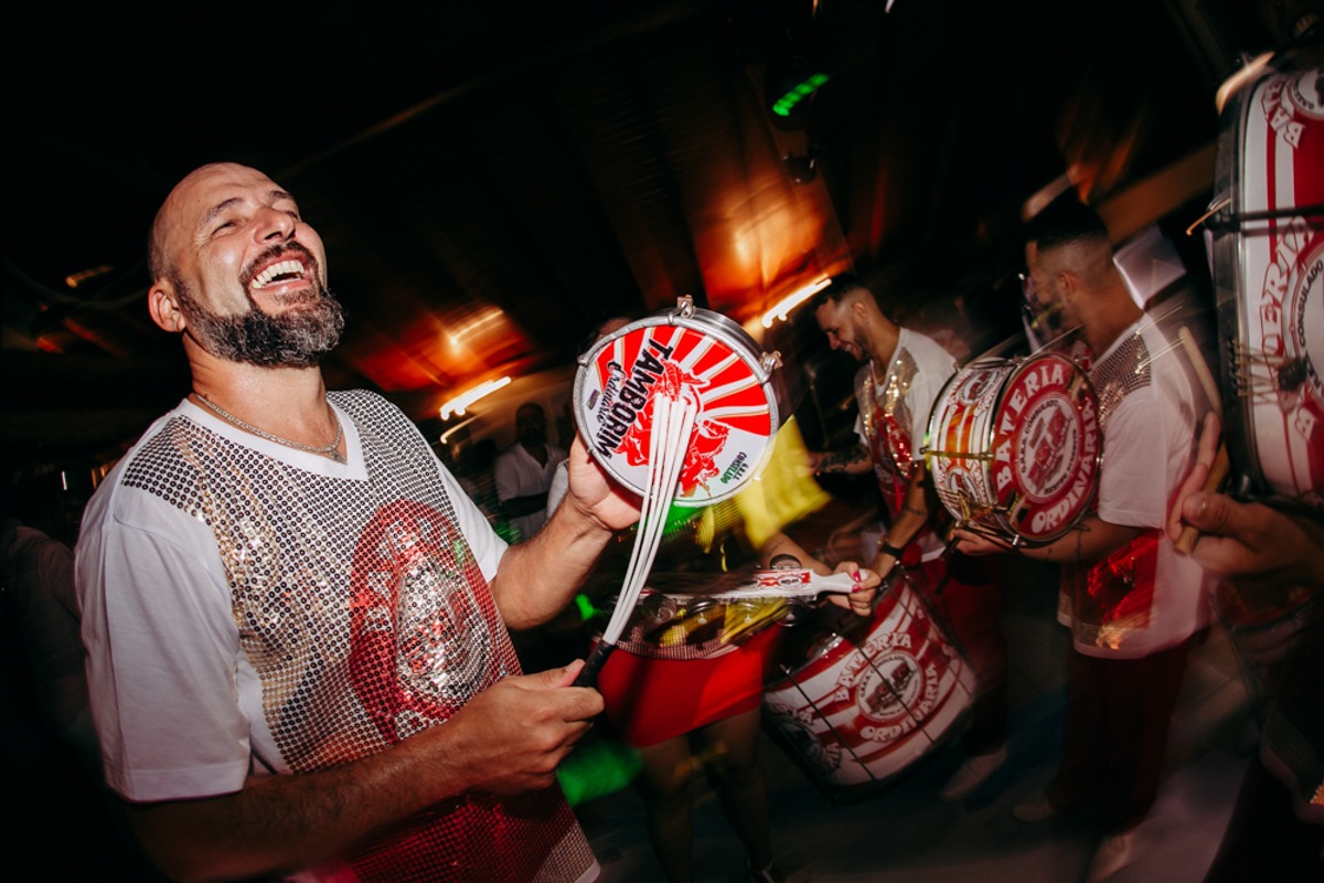 escola de samba tocando