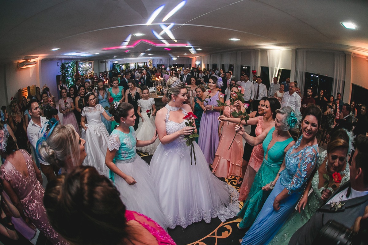 noiva jogando o bouquet