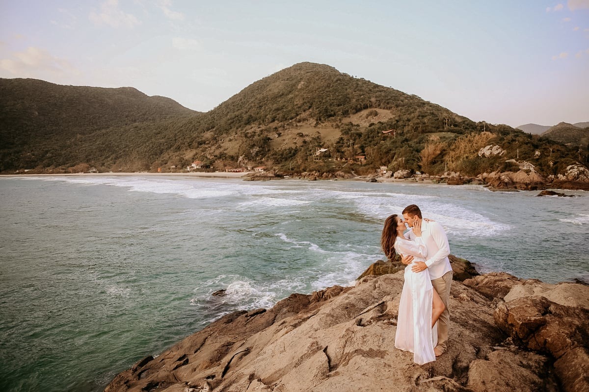 casal na praia nascer do sol