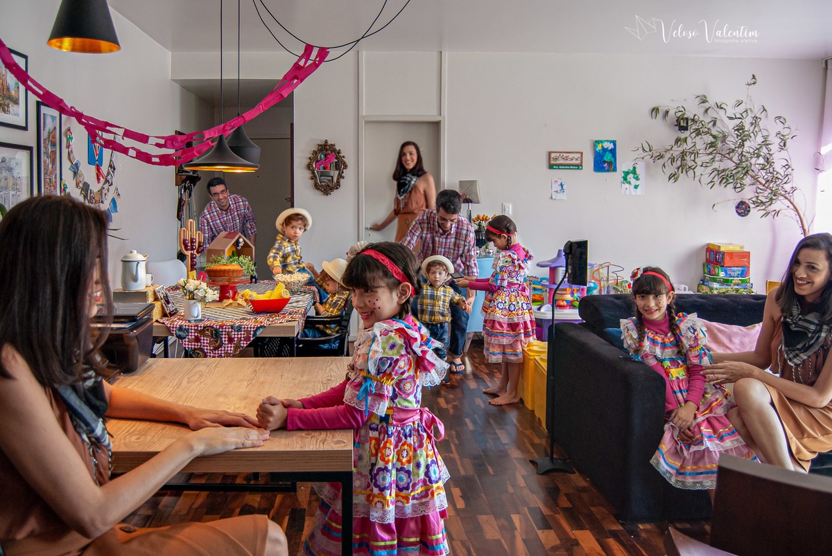ensaio fotográfico virtual remoto celular montagem retrato pandemia quarentena isolamento família sala de casa cotidiano veloso valentim brasília fotógrafo festa junina em casa
