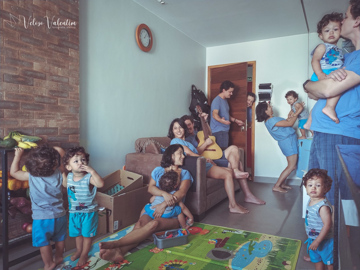 ensaio fotográfico virtual remoto celular montagem retrato pandemia quarentena isolamento família sala de casa cotidiano veloso valentim brasília fotógrafo