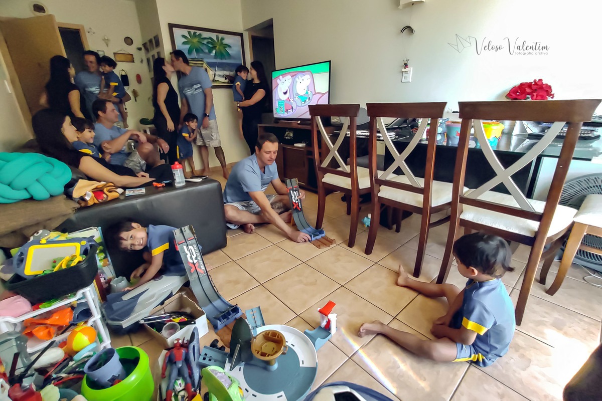 ensaio fotográfico virtual remoto celular montagem retrato pandemia quarentena isolamento família sala de casa cotidiano veloso valentim brasília fotógrafo
