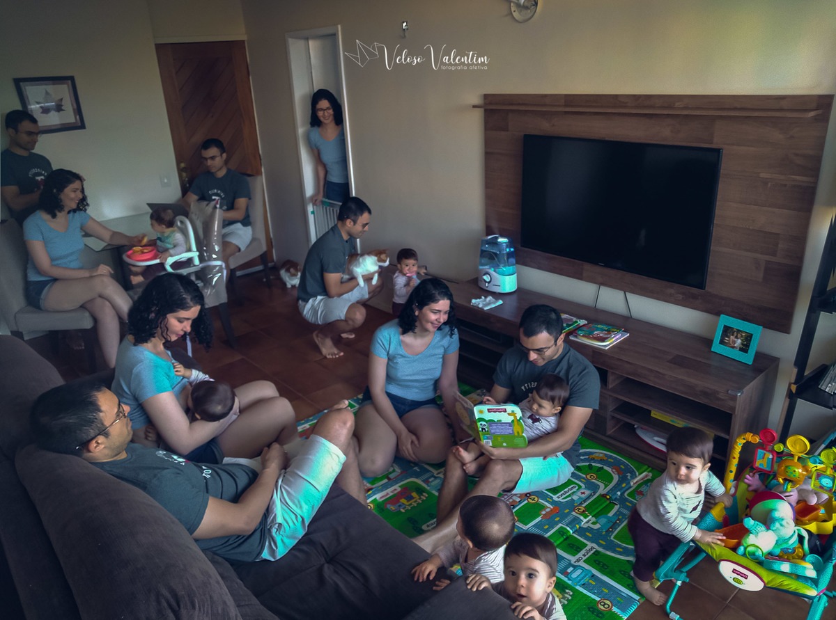 ensaio fotográfico virtual remoto celular montagem retrato pandemia quarentena isolamento família sala de casa cotidiano veloso valentim brasília fotógrafo