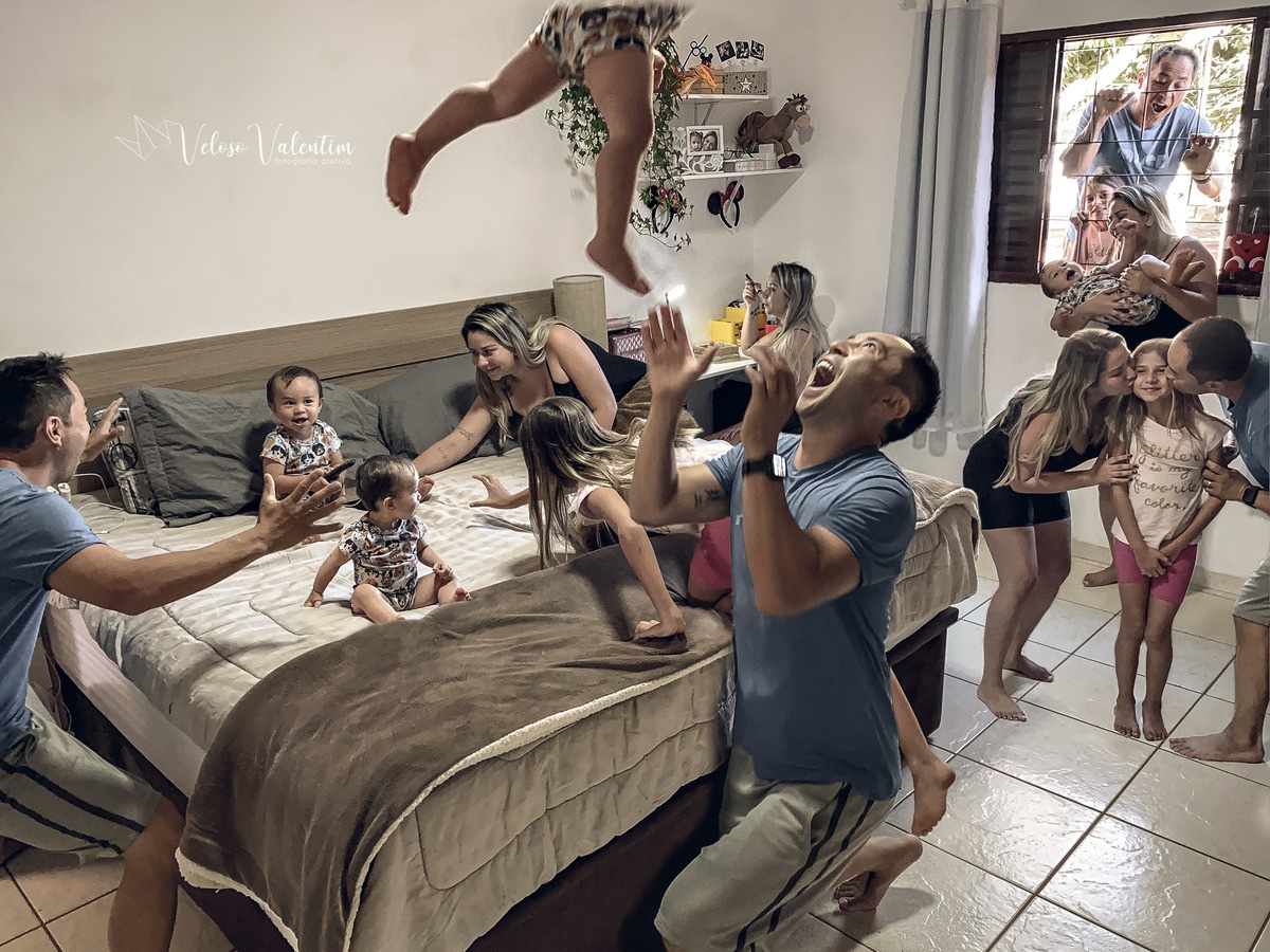 ensaio fotográfico virtual remoto celular montagem retrato pandemia quarentena isolamento família sala de casa cotidiano veloso valentim brasília fotógrafo