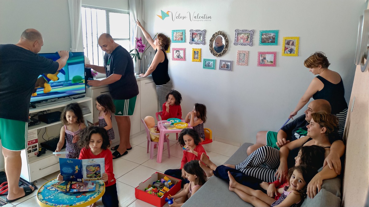 ensaio fotográfico virtual remoto celular montagem retrato pandemia quarentena isolamento família sala de casa cotidiano veloso valentim brasília fotógrafo