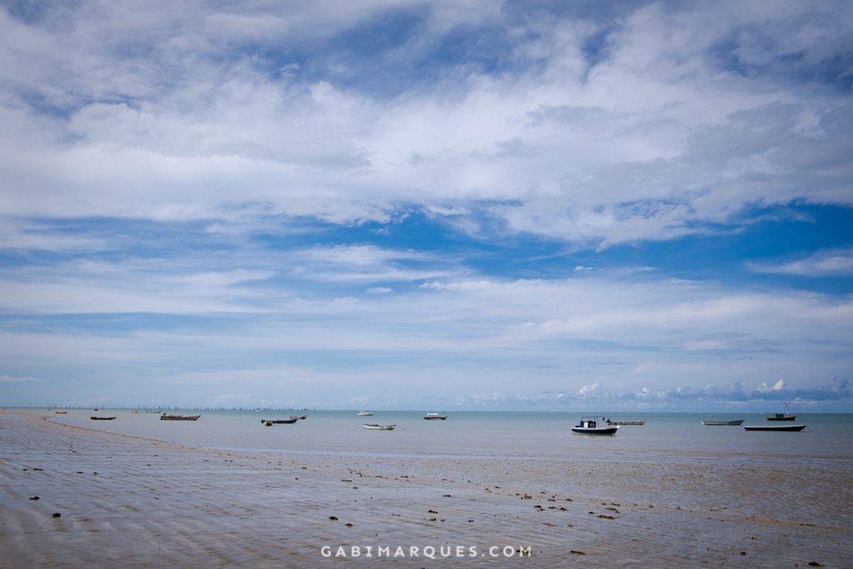 praia de cumuruxatiba bahia durante maré baixa