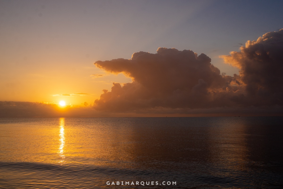 nascer do sol na praia de cumuruxatiba bahia