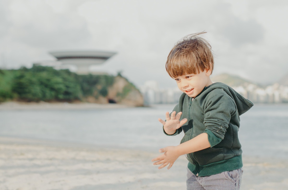 criança briancando na praia de boa viagem em niterói