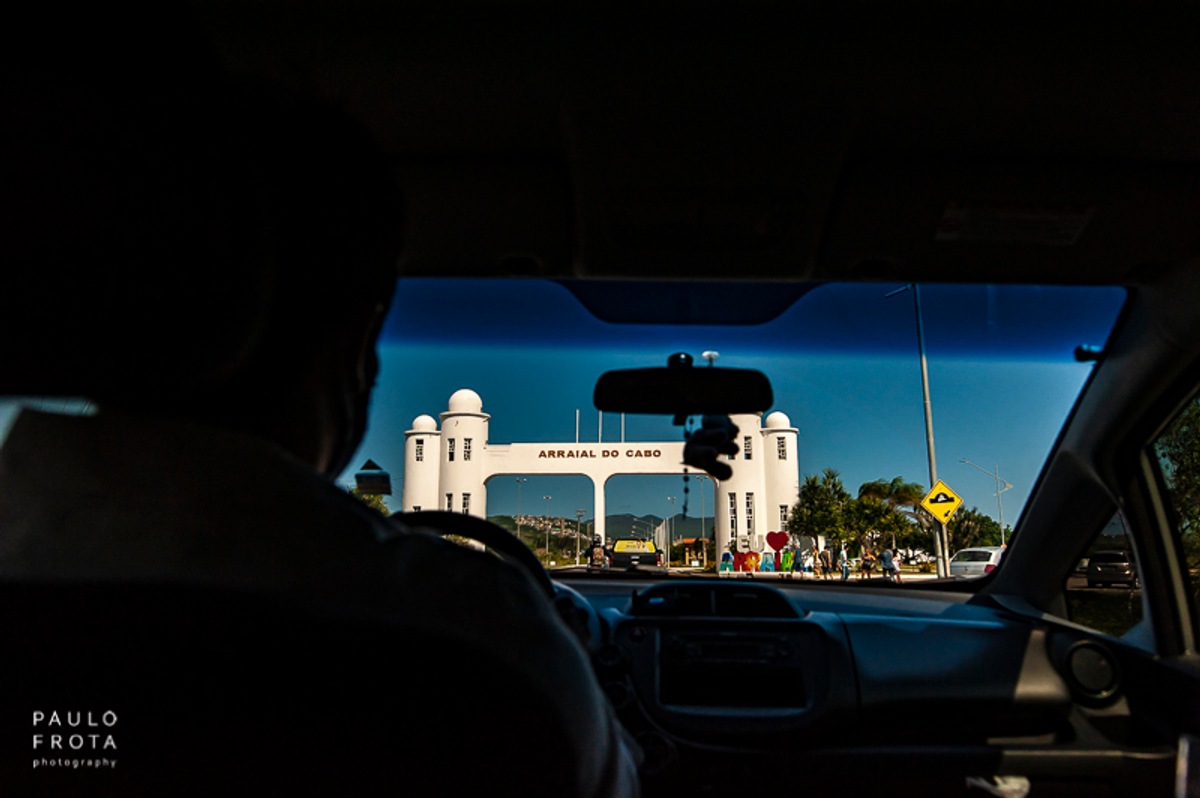foto de dentro do carro com o portal de arraial do cabo