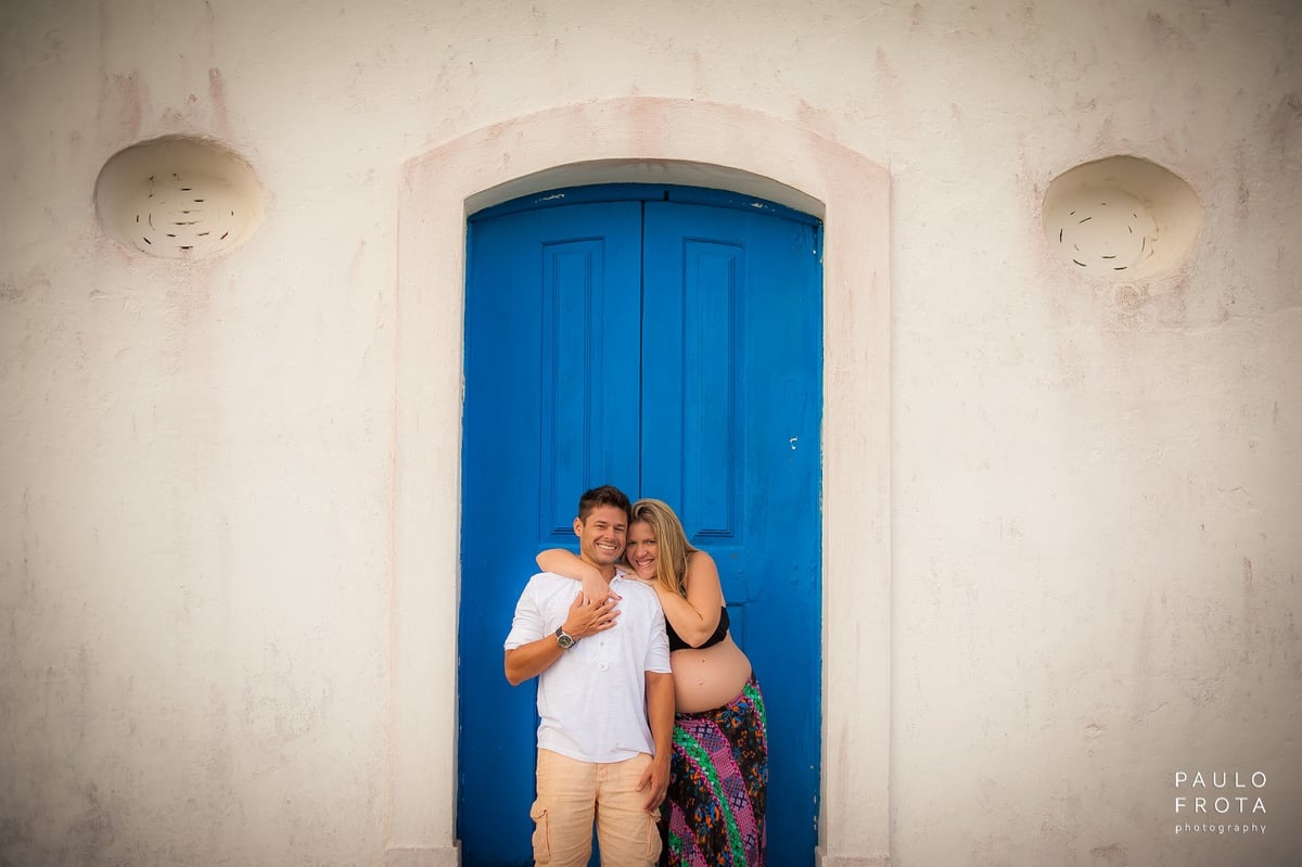 casa na porta lateral da igreja de Saquarema. Casal olhando para a câmera.