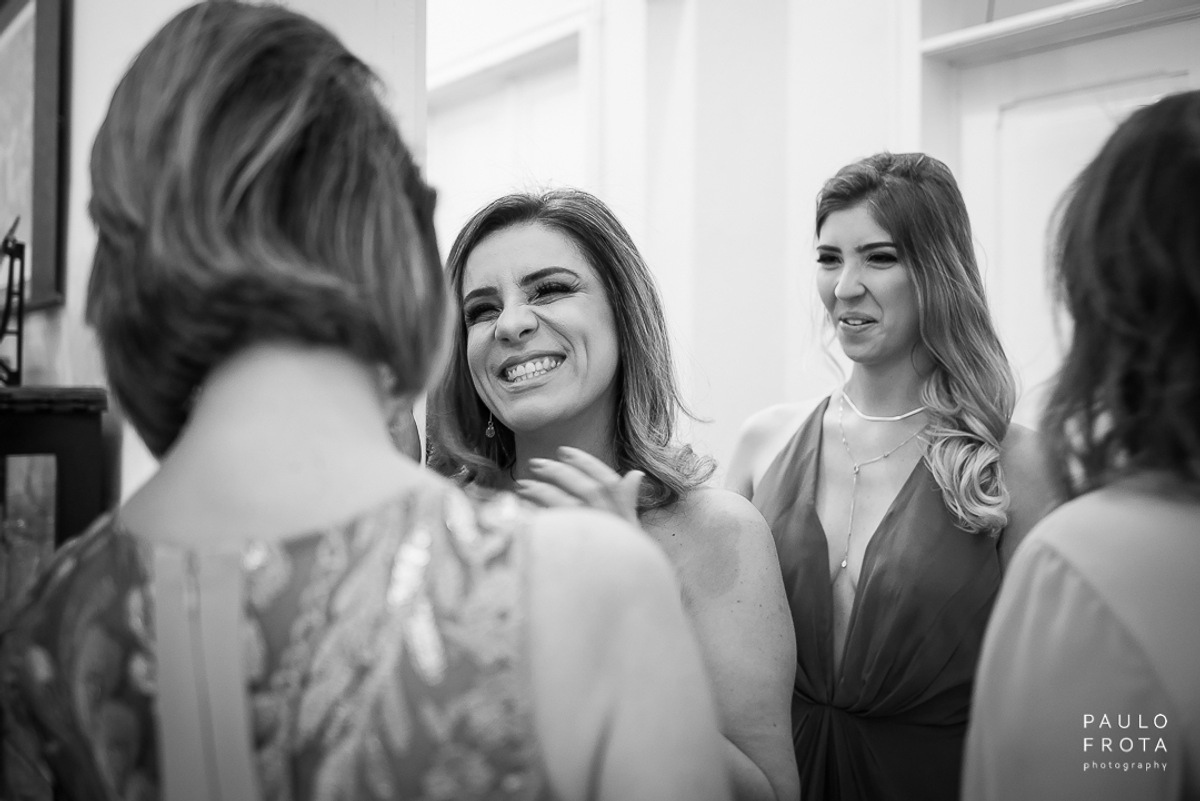 madrinha de casamento sorrindo
