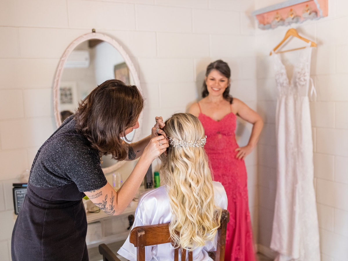Mãe, a amiga maquiadora e o vestido desenhado pela noiva.