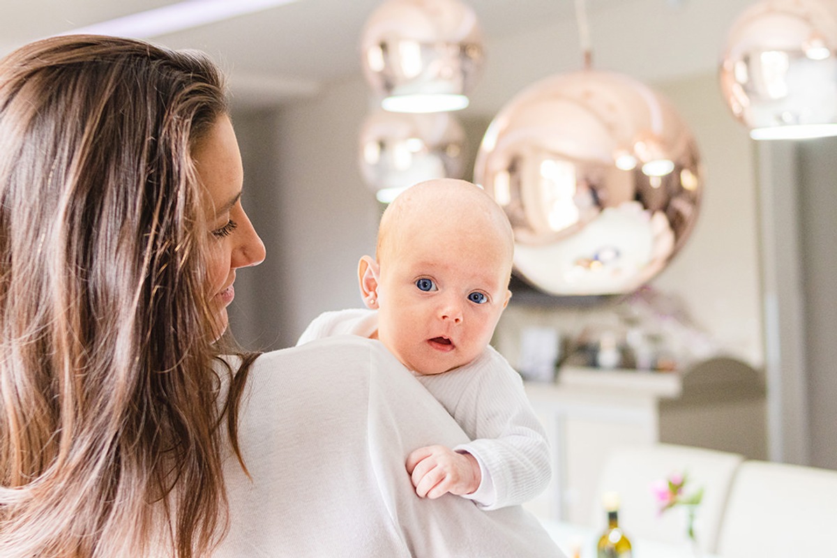 bebê recém nascido no colo da mãe