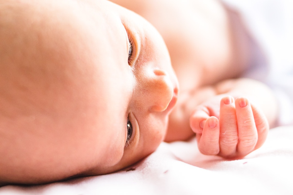 detalhes das mãos, nariz e olhos de bebê recém nascido
