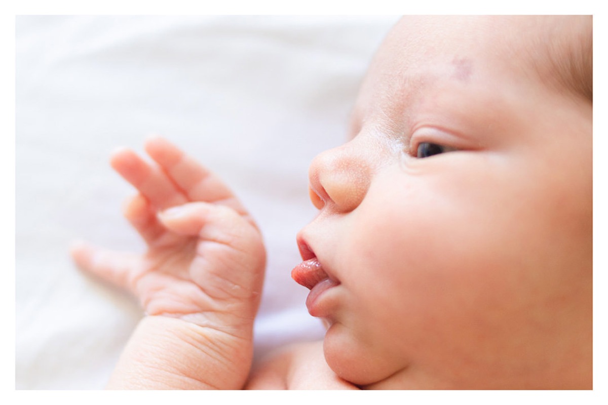 detalhes das mãos, nariz, olhos e boca de bebê recém nascido, durante a sessão de fotos de newborn lifestyle em Curitiba, do fotógrafo infantil e de família Rapha Luna
