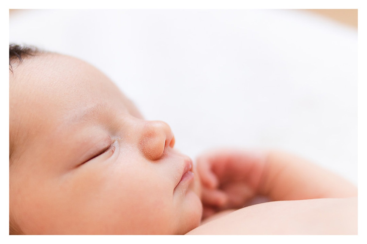 detalhes do nariz, olhos e boca de bebê recém nascido, durante a sessão de fotos de newborn lifestyle em Curitiba, do fotógrafo infantil e de família Rapha Luna