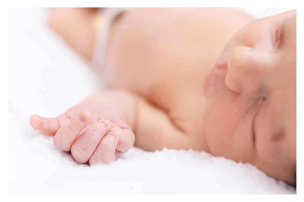 detalhes das mãos de bebê recém nascido, durante a sessão de fotos de newborn lifestyle em Curitiba, do fotógrafo infantil e de família Rapha Luna