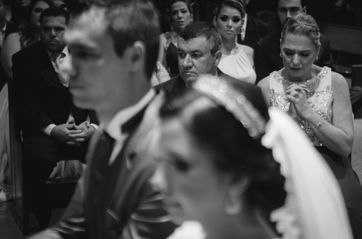 Fotografia no casamento onde a mãe do noivo faz essa oração para a vida do novo casal...