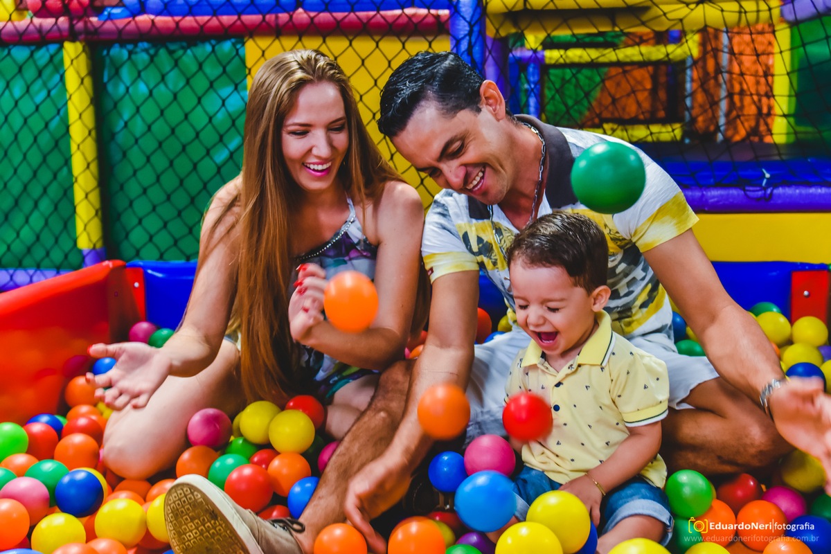 Fotografia infantil num momento de família super descontraído
