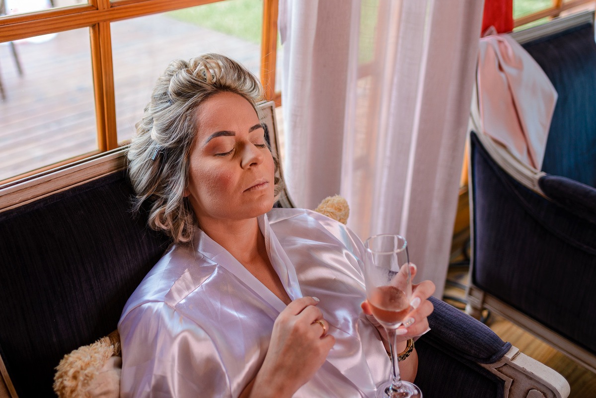 noiva aguardando com taça na mão