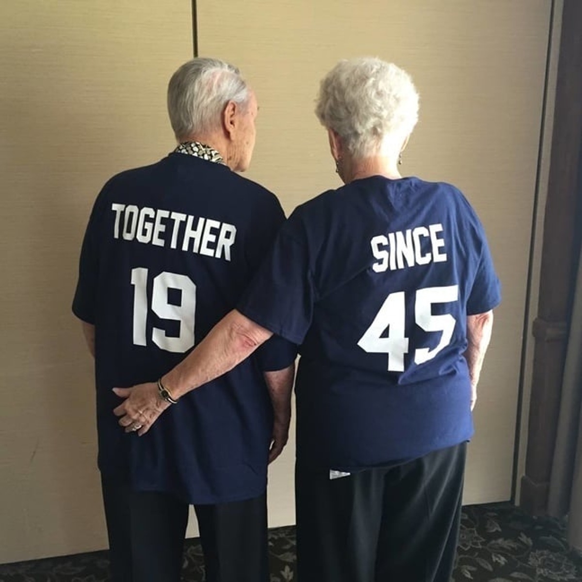 casal de idosos com roupa combinando