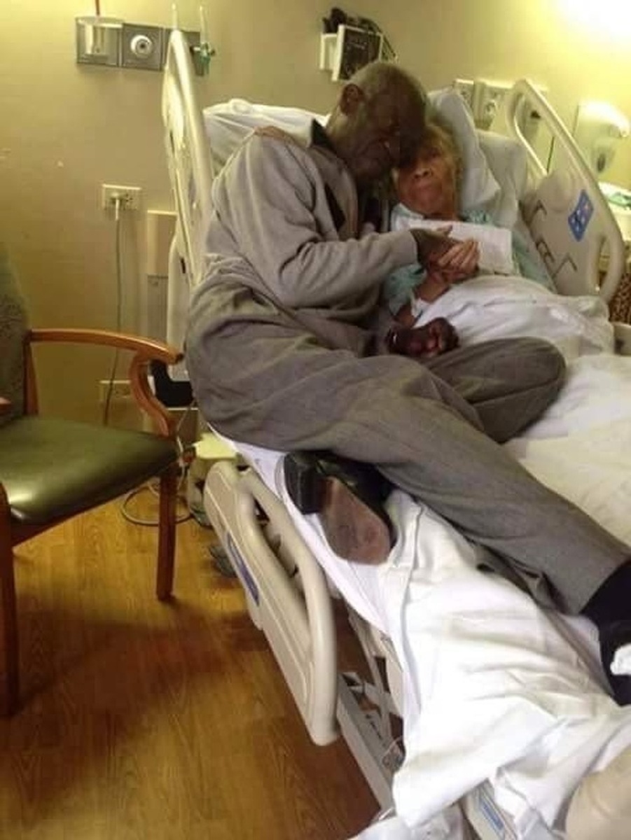 Marido acompanhando esposa no hospital