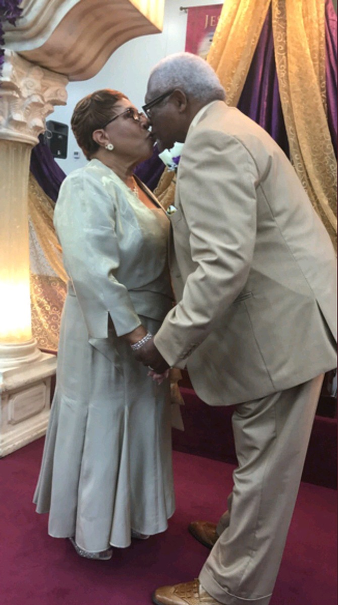 Idosos comemorando 50 anos de casados com um beijo