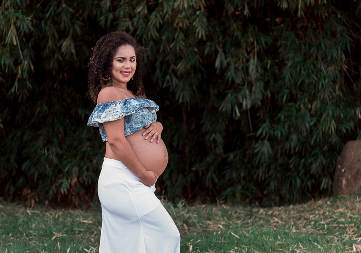 FOTOGRAFIA DE GESTANTE COM AS MAOS NA BARRIGA
